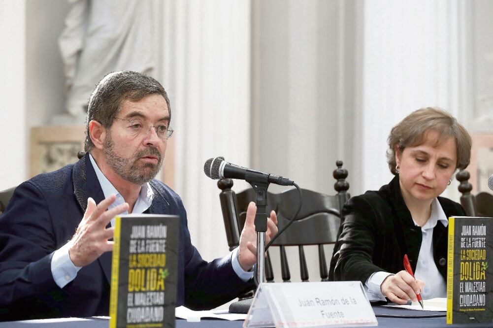 El doctor Juan Ramón de la Fuente presentó ayer el libro La sociedad dolida. El malestar ciudadano. A su lado, la periodista Carmen Aristegui. (JUAN CARLOS REYES. EL UNIVERSAL)