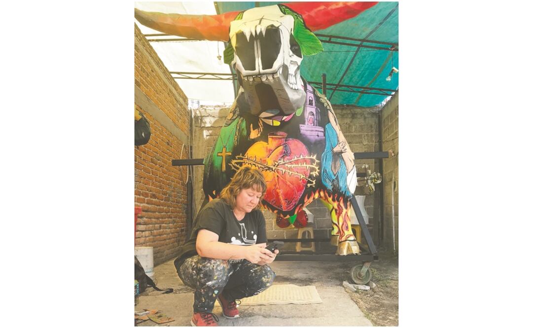 Kaff-eine, artista plástica, trabaja en una figura de más de dos metros de altura y cuatro metros de largo. Foto: REBECA JIMÉNEZ. EL UNIVERSAL 