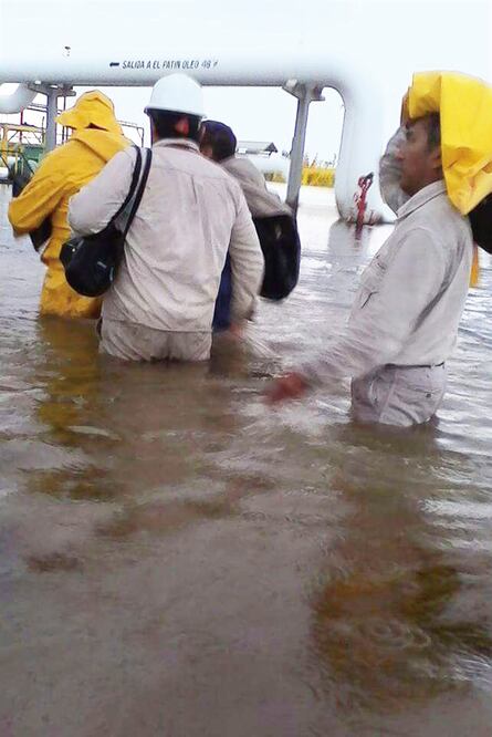 El agua llegó hasta la cintura de los obreros, quienes tuvieron que abandonar el área de trabajo y cruzar bajo los ductos dentro de la planta de Pemex (ARCHIVO. EL UNIVERSAL)