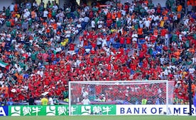 “¡No era penal!” retumba en Monterrey; la afición mexicana apoya a Marruecos