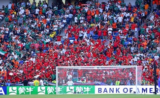 “¡No era penal!” retumba en Monterrey; la afición mexicana apoya a Marruecos