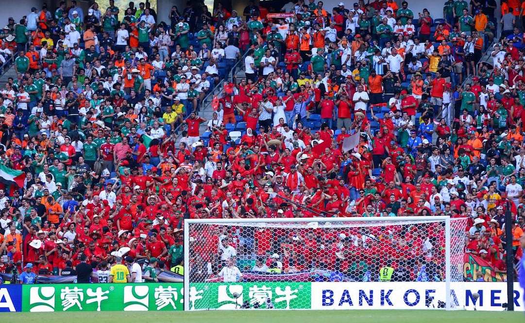 Afición mexicana recuerda el "no era penal" y se decide apoyar a Marruecos / Foto: Imago7