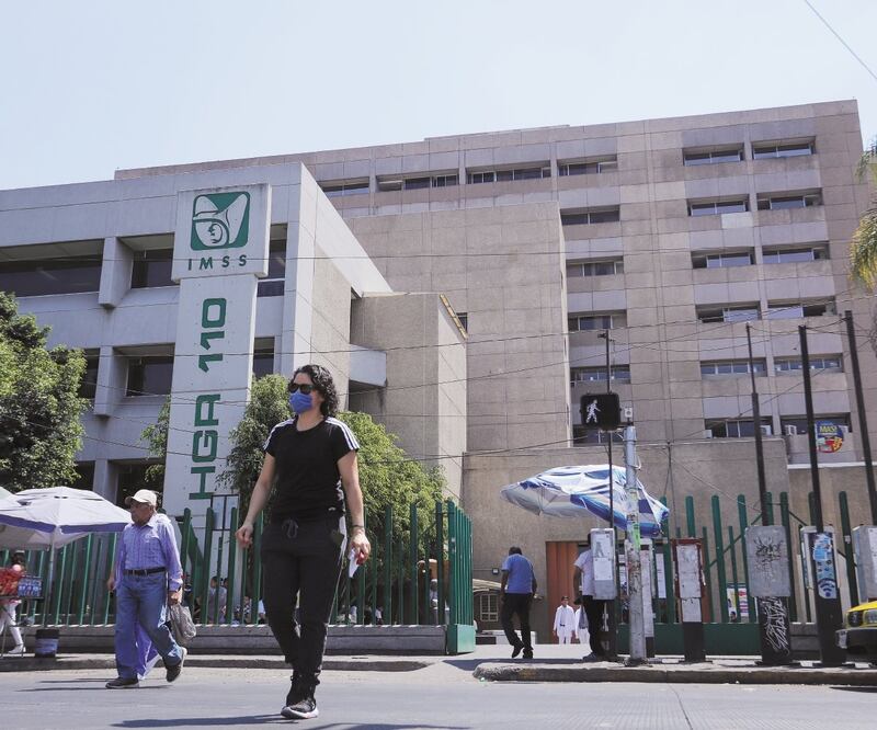 El primer acercamiento del paciente para su toma de signos vitales se realiza de manera manual, a falta de los monitores, procedimiento que está sujeto a errores, según explica el IMSS. CARLOS ZEPEDA. EL UNIVERSAL