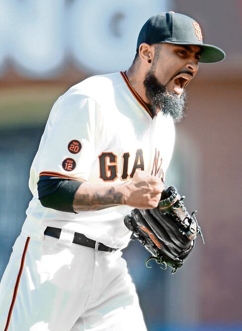 Sergio Romo celebró el triunfo sobre la novena angelina (TONY AVELAR. AP)