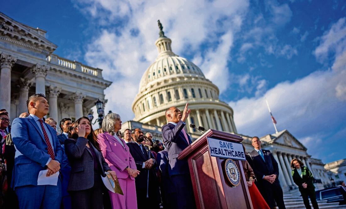 El líder de la minoría en la Cámara de Representantes, Hakeem Jeffries, acompañado por otros demócratas ayer en Washington. Foto: de ANDREW HARNIK. AFP