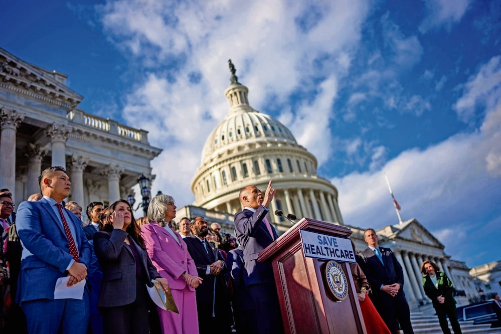 El líder de la minoría en la Cámara de Representantes, Hakeem Jeffries, acompañado por otros demócratas ayer en Washington. Foto: de ANDREW HARNIK. AFP