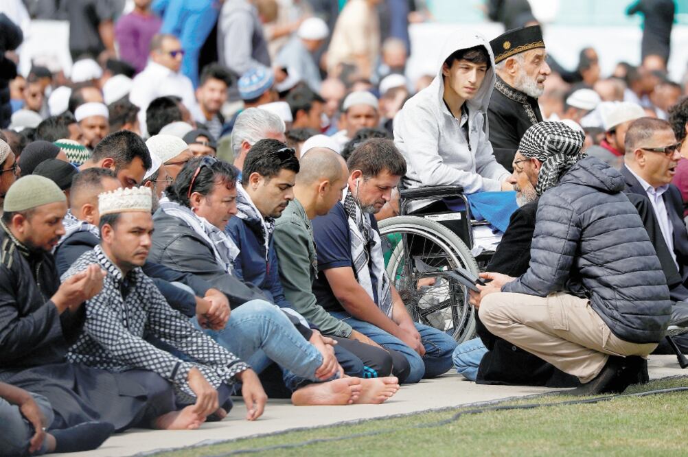 Zaed Moustafa, en silla de ruedas, hijo de una de las víctimas en el tiroteo en Christchurch, en la oración en el parque Hagley, este viernes. Foto: EDGAR SU. REUTERS