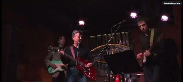 Blinken es criticado en Ucrania por tocar la guitarra en un bar de Kiev