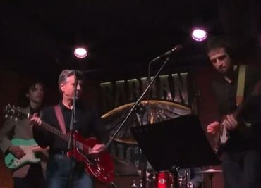 Blinken es criticado en Ucrania por tocar la guitarra en un bar de Kiev