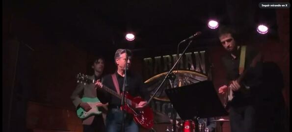 Antony Blinken, secretario de Estado de EU, saca su lado rockero en un bar de Kiev