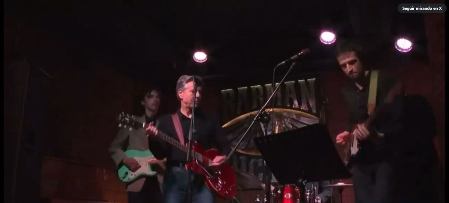 El secretario estadounidense de Estado, Antony Blinken, se subió a tocar la guitarra y cantar en un bar en Kiev, la capital ucraniana. FOTO: CAPTURA