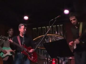 Antony Blinken, secretario de Estado de EU, saca su lado rockero en un bar de Kiev