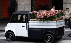 Sheinbaum presenta Olinia Carga, modelo para transporte de mercancías; este será su precio