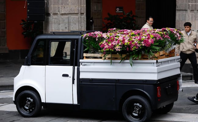 Sheinbaum presenta Olinia Carga, modelo para transporte de mercancías; este será su precio