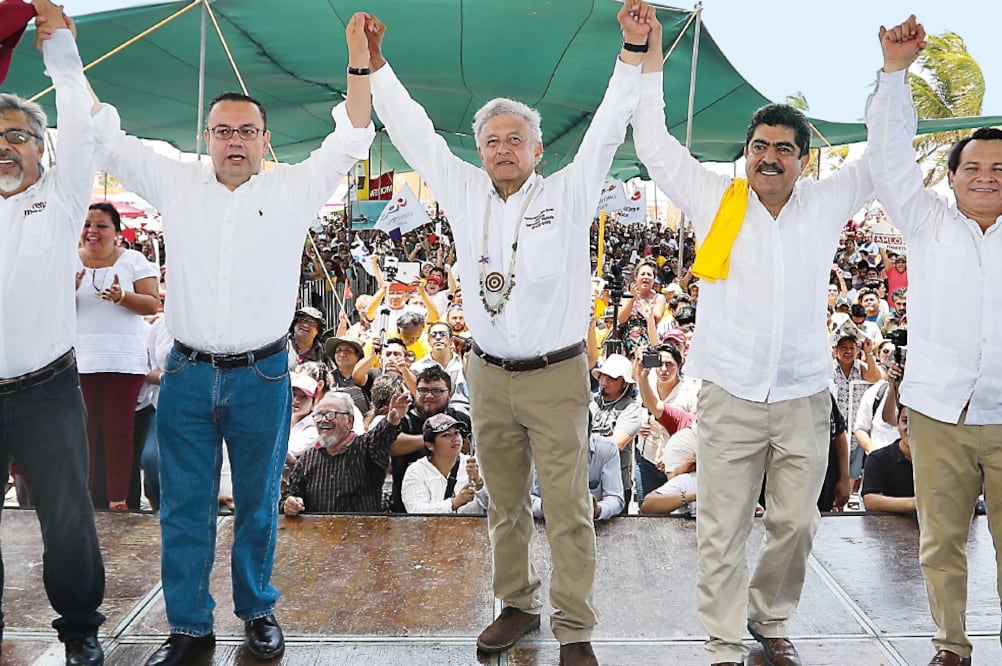 En un hecho histórico, Andrés Manuel López Obrador estuvo acompañado por los ex presidentes del PAN Manuel Espino (der.) y Germán Martínez (izq.). (VALENTE ROSAS. EL UNIVERSAL)
