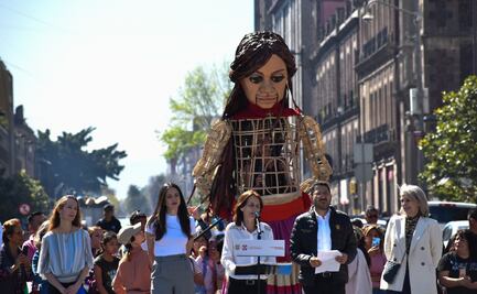 Llega a CDMX la "Pequeña Amal", marioneta de niña siria refugiada