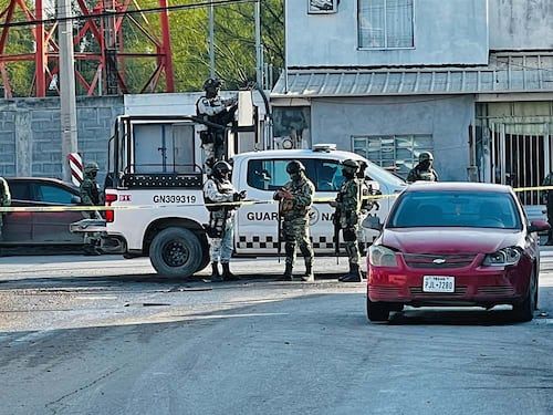 La fotografía muestra al personal de uno de los vehículos involucrados regresando a la escena del ataque, lo cual reportarían como el hallazgo de un vehículo abandonado. El número de identificación del vehículo oficial luce alterado. Foto: Cortesía.