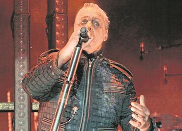 Líder de Rammstein causa polémica por aparecer con una esclava sexual