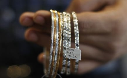 Hombre devuelve 47 brazaletes de diamantes en EU