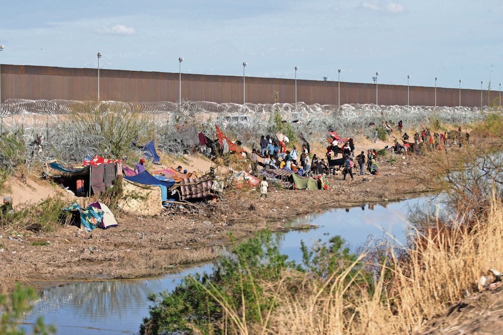 Migrantes que buscan asilo en Estados Unidos esperan en la frontera de Ciudad Juárez, Chihuahua. Foto: Herika Martínez / EL UNIVERSAL