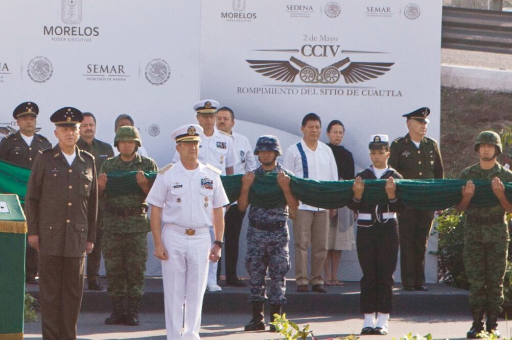 Los secretarios de la Defensa, Salvador Cienfuegos Zepeda, y de Marina, Francisco Soberón Sanz, encabezaron la conmemoración del rompimiento del sitio de Cuautla en 1812, que dirigió José María Morelos y Pavón (CRISTOPHER ROGEL BLANQUET. EL UNIVERSAL)
