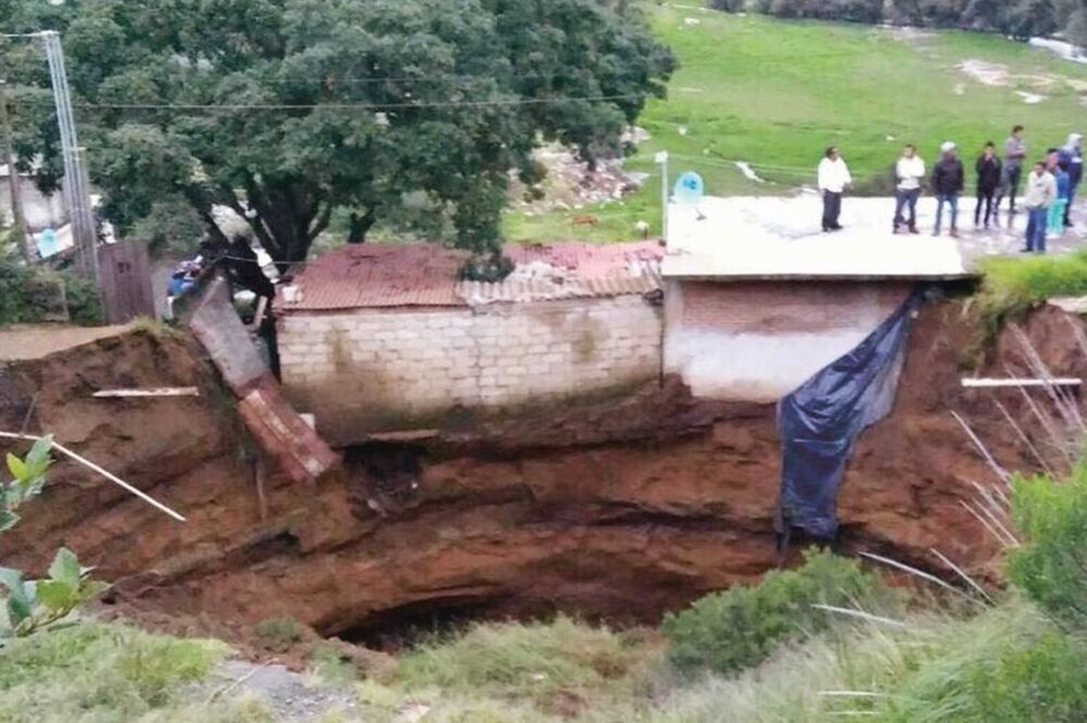 Pobladores de la colonia San Juan Tlihuaca, temen que se registren más derrumbes en la zona, esperan que expertos en geología realicen una la evaluación de los daños. (REBECA JIMÉNEZ. EL UNIVERSAL)