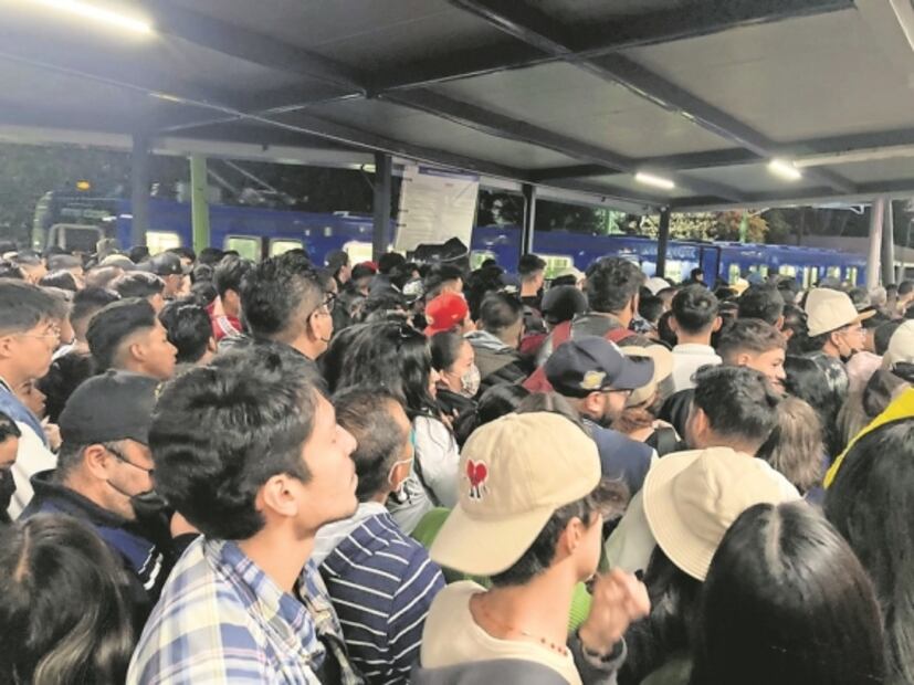 Fans de Bad Bunny perrean solos; caos afuera del Azteca