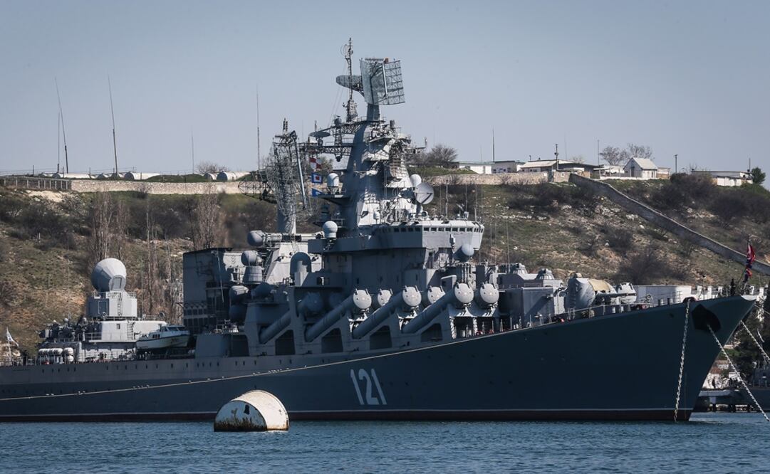 Crucero de misiles insignia de la Armada rusa 'Moskva' amarrado en la bahía de la ciudad de Crimea de Sebastopol. Foto: EFE