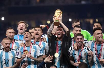 Lionel Messi: el mago de la extraña capa negra que recibió el premio que merecía en el Mundial Qatar 2022