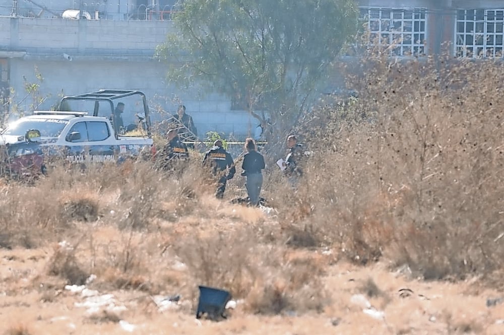 Peritos de la fiscalía mexiquense hicieron el levantamiento de las bolsas con restos humanos y recabaron indicios para iniciar las investigaciones. Foto: Especial