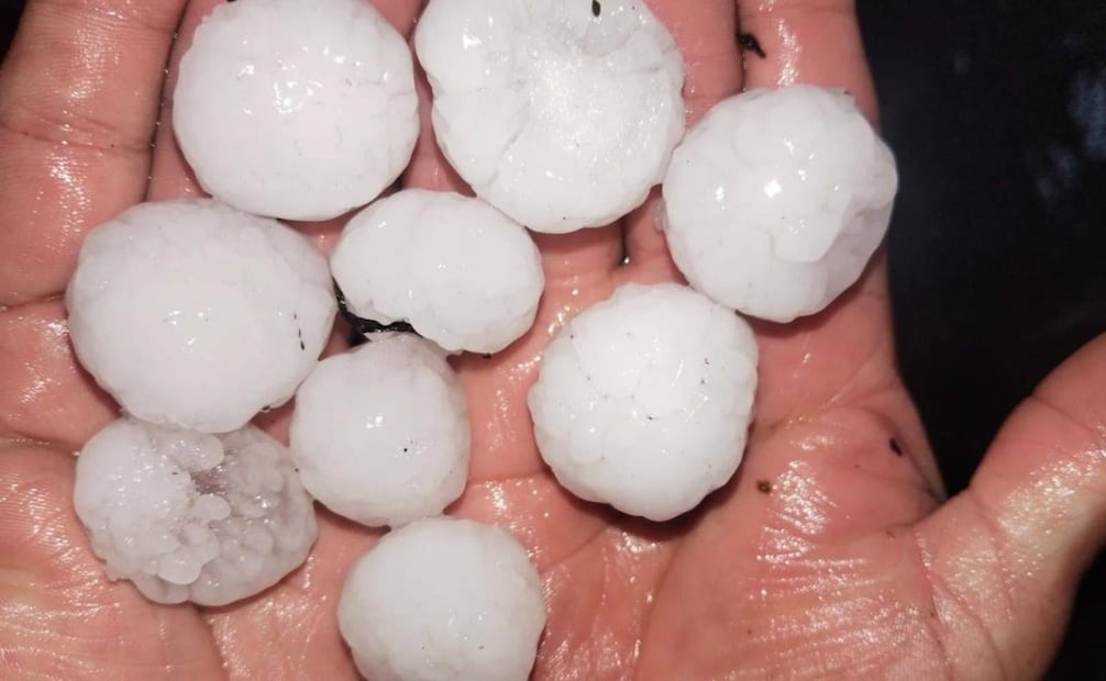 Granizada deja severos anegamientos en Hidalgo; reportan daños en techumbres y domos.
Foto: Especial.