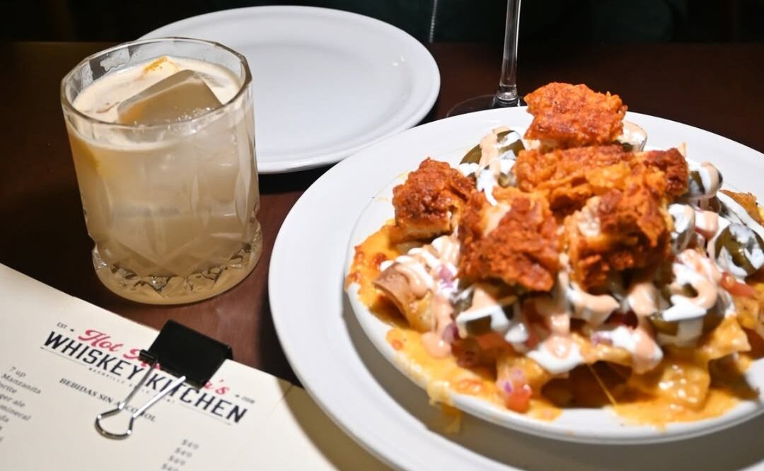 Visita Hot Mamma's Whisky Kitchen, pide un cocktail y unos waffles con pollo frito. Foto: Instagram