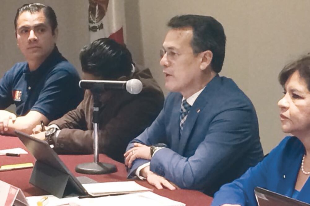 El rector de la UAEH, Adolfo Pontigo (centro), dijo que el gobierno estatal acordó dar a la universidad fondos extras en 2018 por más de 627 mdp (CORTESÍA)