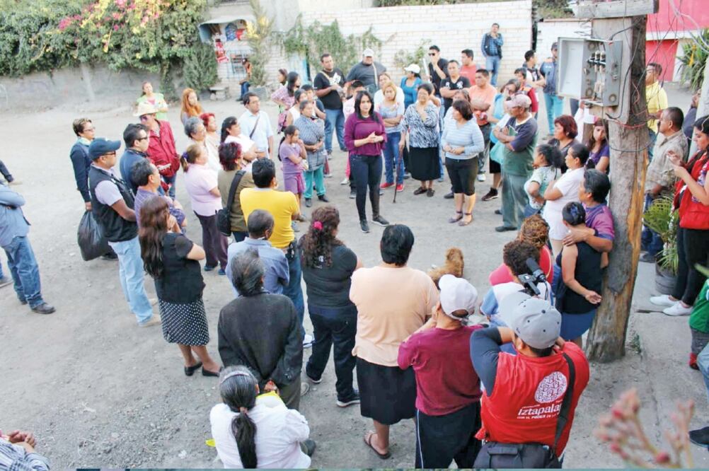 Dione Anguiano, jefa delegacional en Iztapalapa, se reunió con los habitantes de las colonias más vulnerables para recordarles que inicien sus trámites. (ESPECIAL)