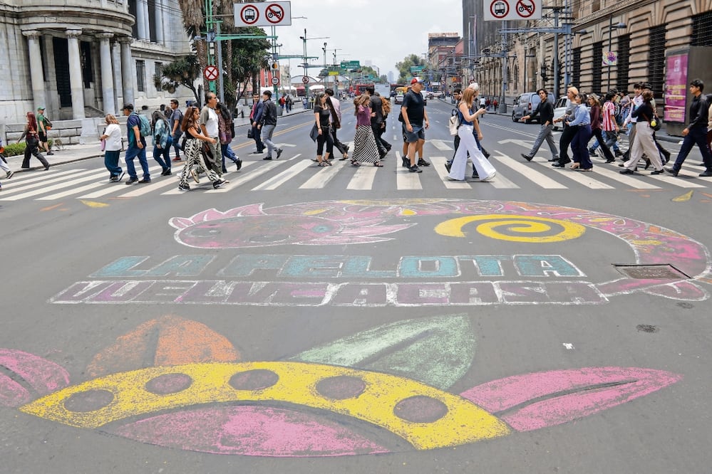 En el cruce de Eje Central, frente a Bellas Artes, la imagen del ajolote está deslavada en varias áreas. Foto: Karla Guerrero/ EL UNIVERSAL