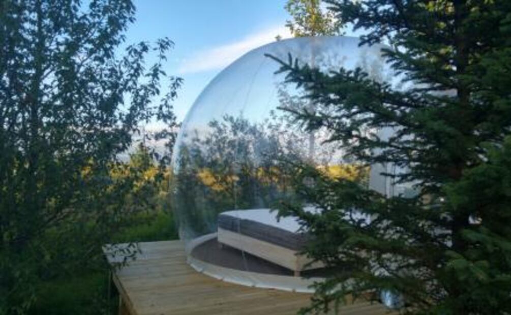 7 hoteles transparentes para admirar auroras boreales