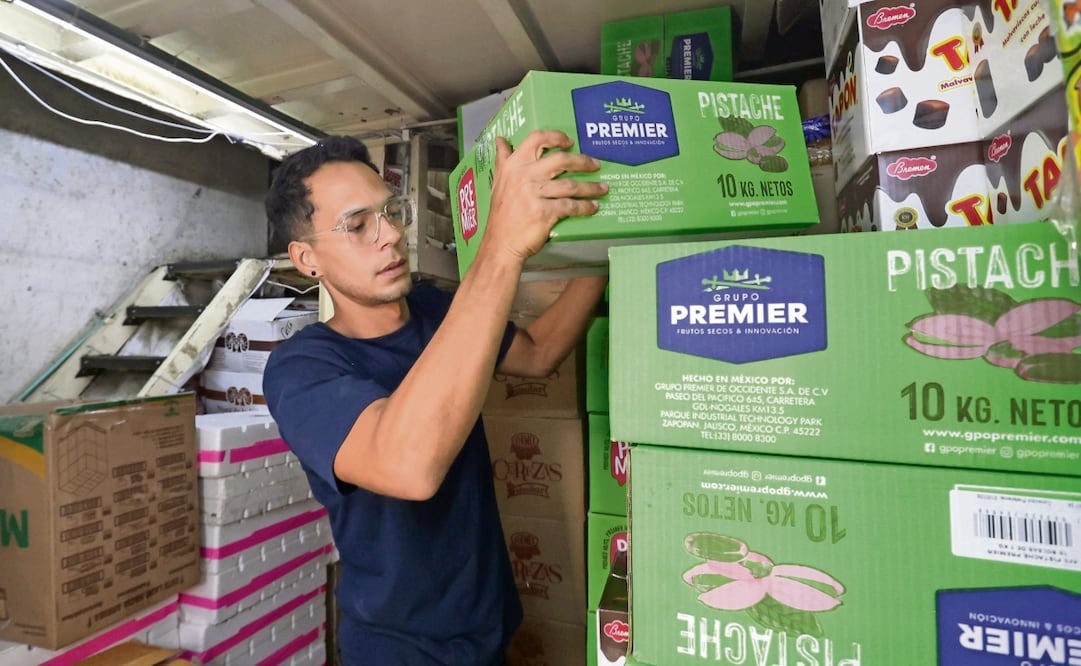 Miguel Salas es un joven venezolano que logró encontrar trabajo en un negocio de abarrotes para poder enviar dinero a su familia. Foto: Carlos Mejía EL UNIVERSAL