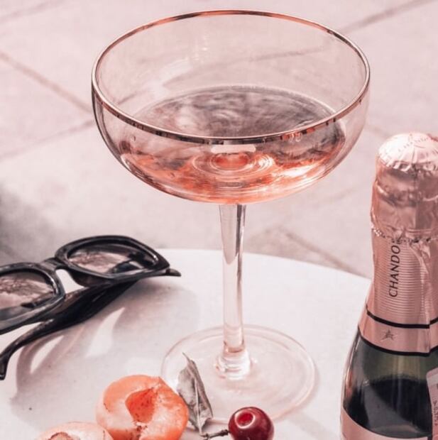 Coctel con vino espumoso para celebrar el "Día de la Ceja"