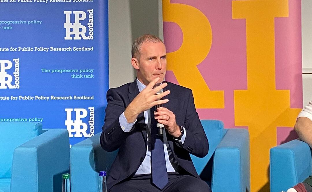 Matheson dijo que los cargos por roaming se debían a que sus hijos veían fútbol. Foto: @IPPRScotland