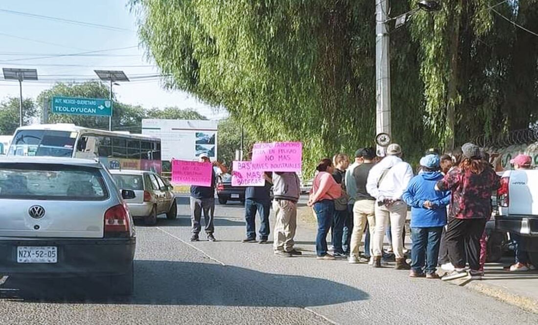 Bloquean carretera Las Ánimas en Cuautitlán, Edomex, por construcción de naves industriales. Foto: Especial