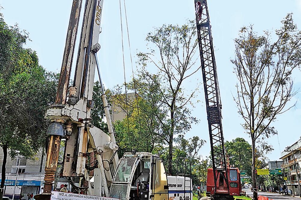 Vecinos se organizaron ayer en el camellón de avenida Mixcoac para impedir que los trabajos para la construcción del doble túnel inicien (ESPECIAL)