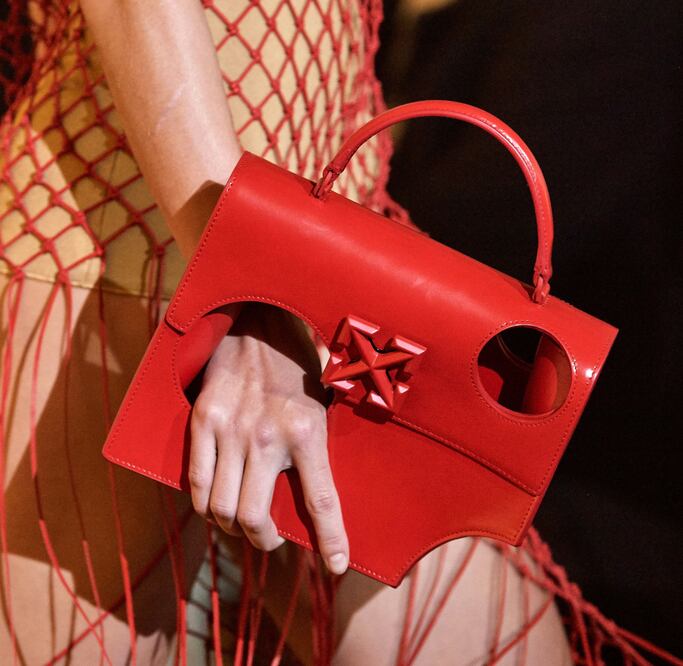 El irreverente bolso se posiciona como el nuevo objeto del deseo de la firma Off-White Foto: Vogue Runway