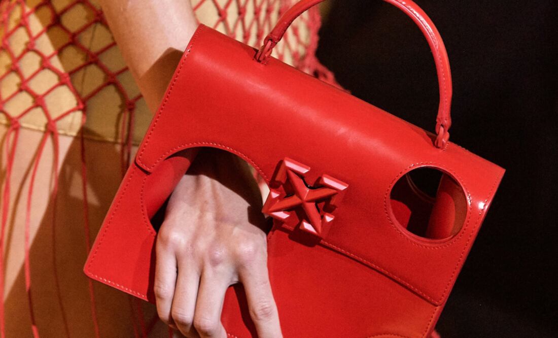 El irreverente bolso se posiciona como el nuevo objeto del deseo de la firma Off-White                    Foto: Vogue Runway