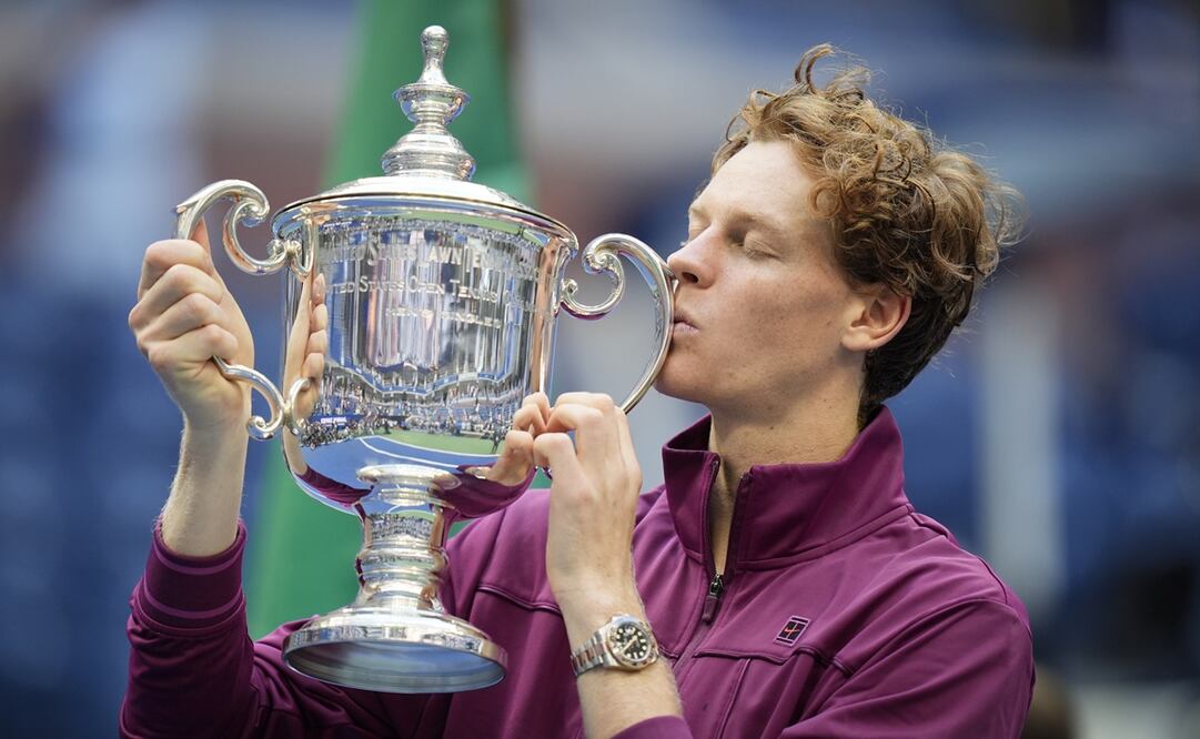Jannik Sinner, tenista italiano, sosteniendo el trofeo del US Open - Foto: AP