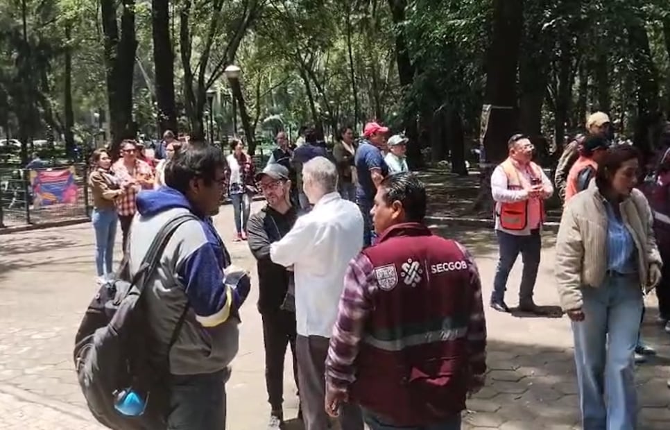 Personas permanecen fuera luego de que se registrara el sismo de 5.9. Foto: Gabriel Pano