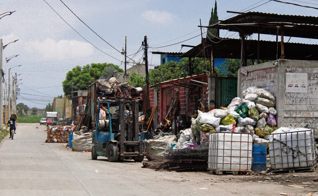 Habitantes de la colonia San Pablo de las Salinas encuentran sustento económico en la recolección y reciclaje de basura; acuden a casas de pueblos vecinos a recogerla y luego realizan el proceso de separación. Foto: Darío Luna / EL UNIVERSAL