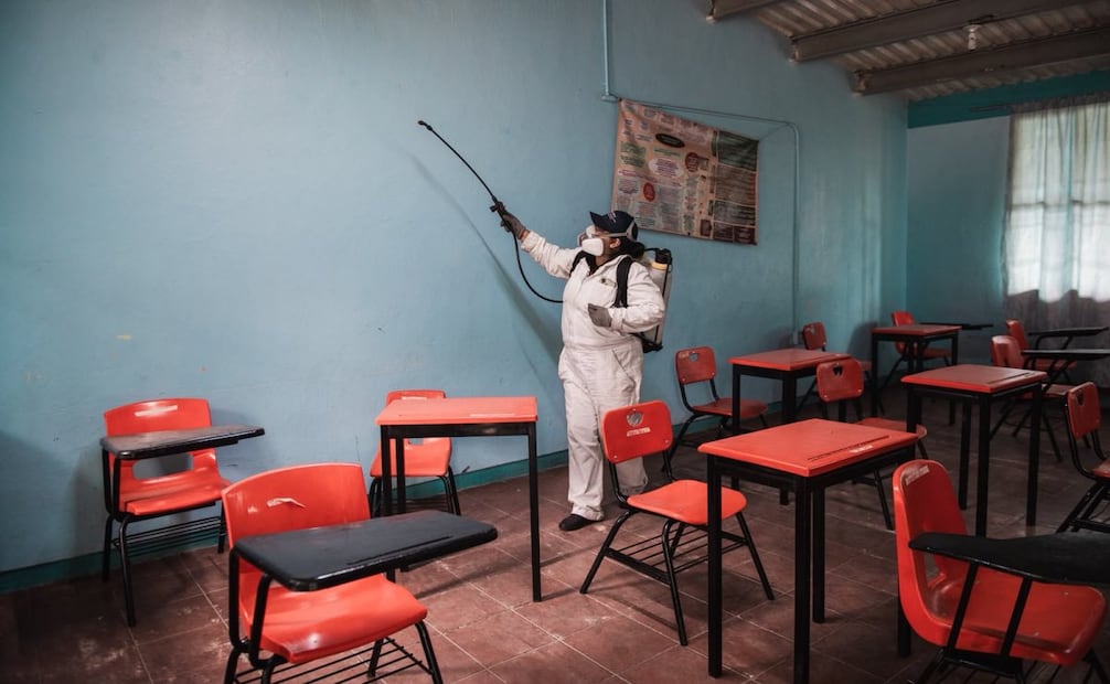 Fumigan 40 escuelas contra el mosco Culex en Tepetitlán, Hidalgo; labores seguirán hasta el 28 de agosto.
Foto: Especial.