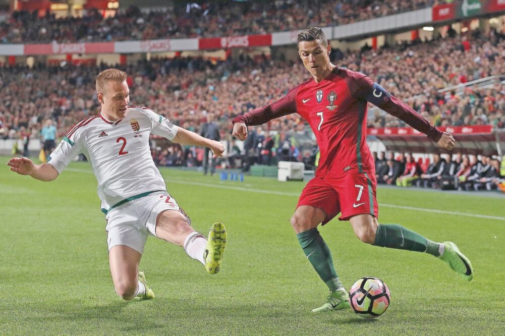 “CR7” (der.) llegó a 70 anotaciones con la selección de Portugal. (PATRICIA DE MELO MOREIRA. AFP)