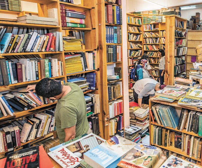 El público puede acudir al remate de libros en un horario de 11 a 19 horas. FOTO: SERGIO TAPIA. EL UNIVERSAL
