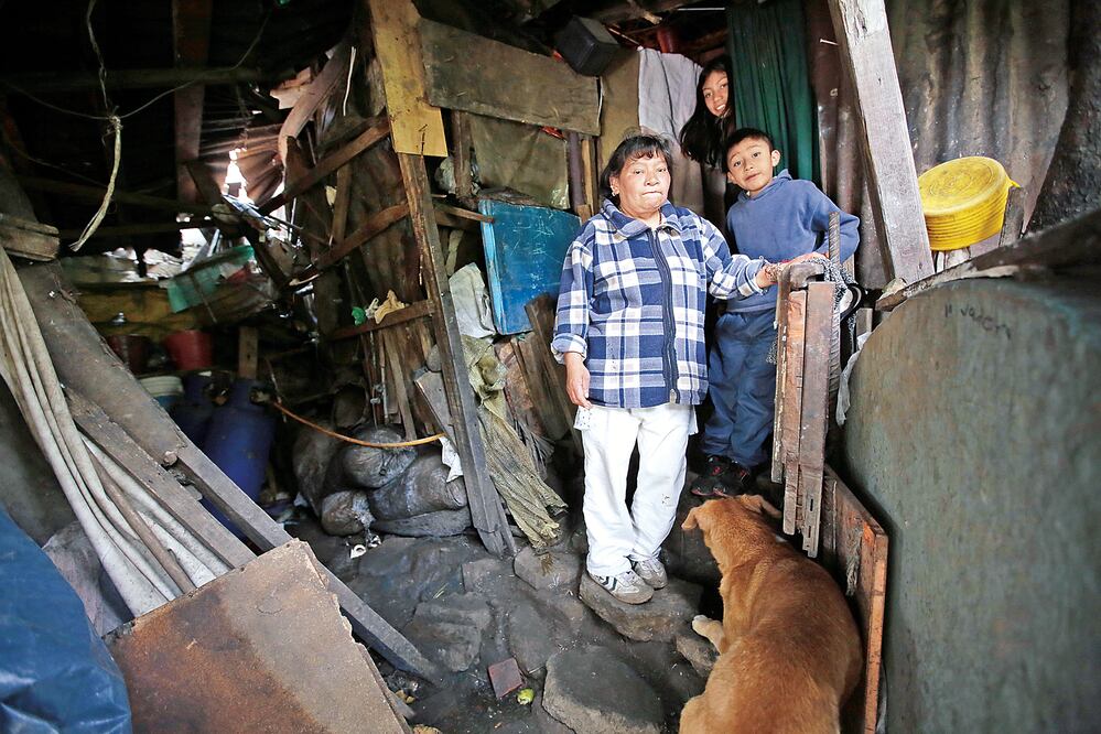 Debido a la temporada de lluvias, personal de la delegación visitó y exhortó a sus habitantes a trasladarse a un albergue. Las familias se niegan a abandonar sus hogares, ya que temen que les roben sus pertenencias (LUIS CORTÉS)